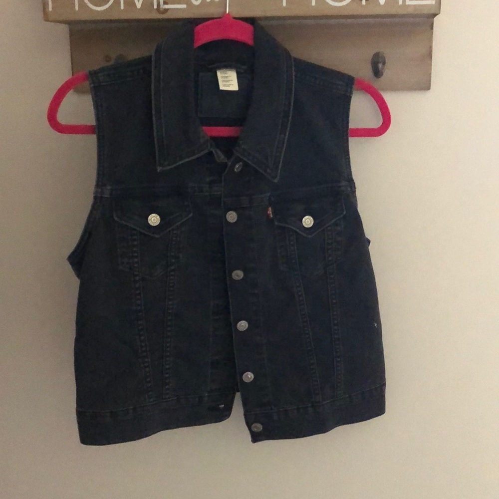 Levi’s black sleeveless jacket